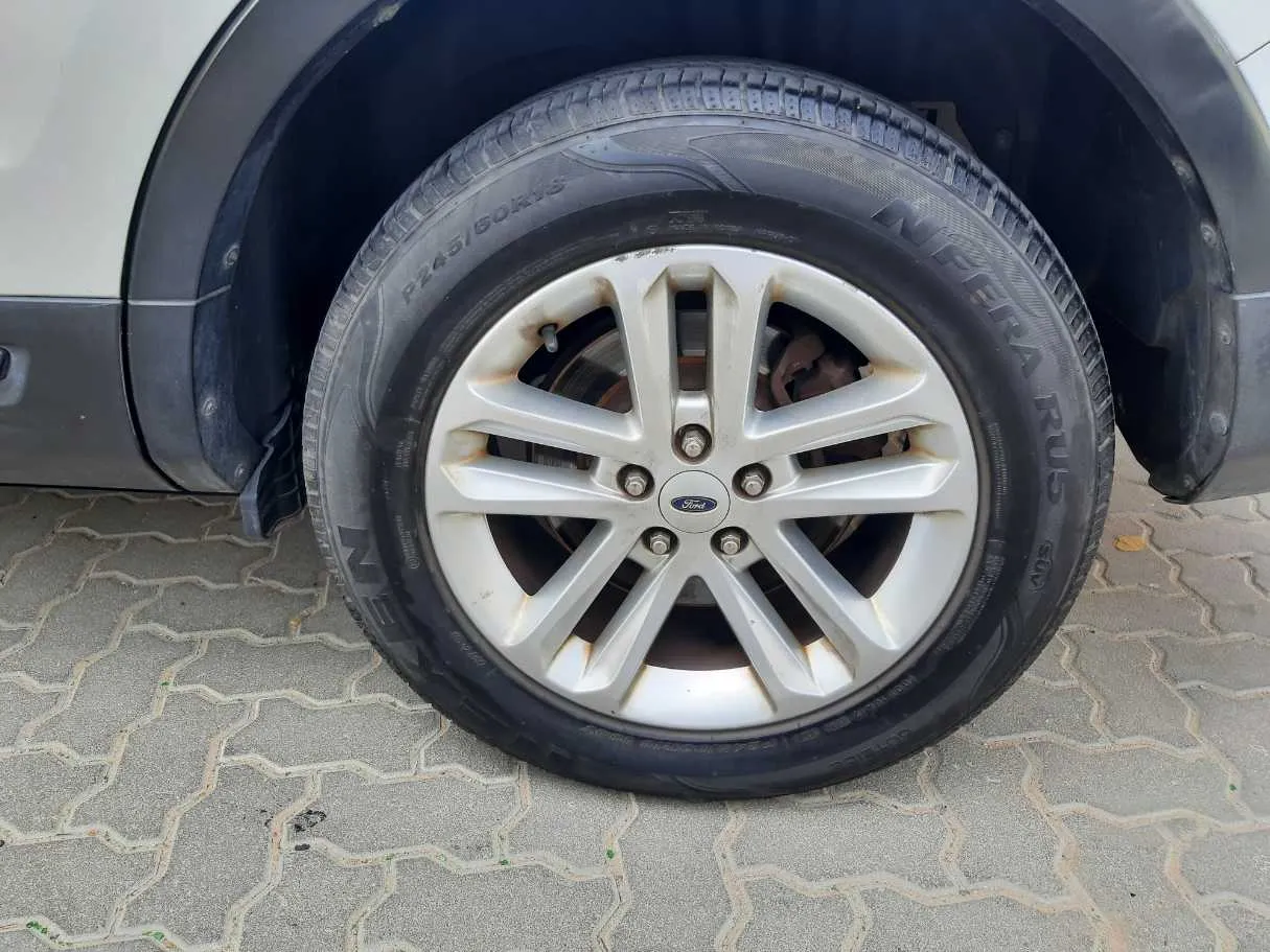 Car image 9