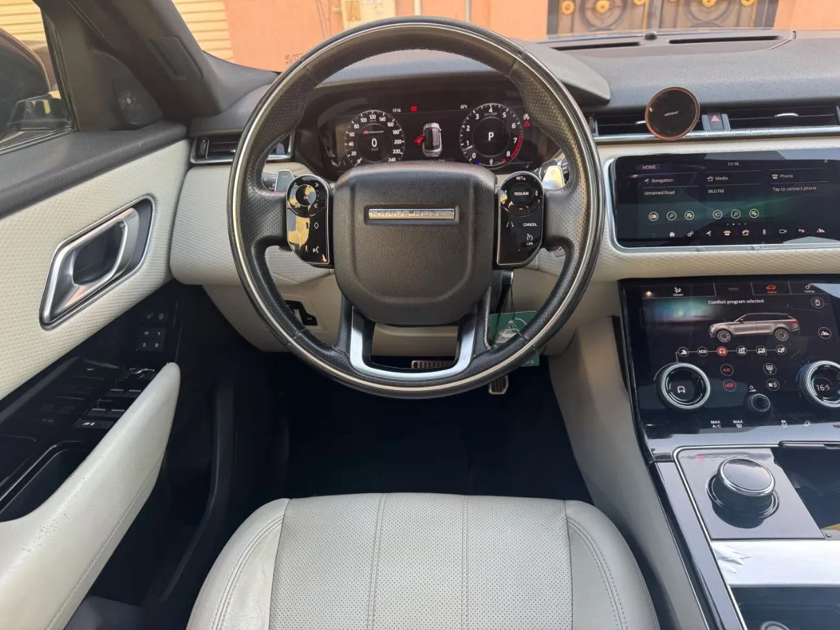 Car image 17