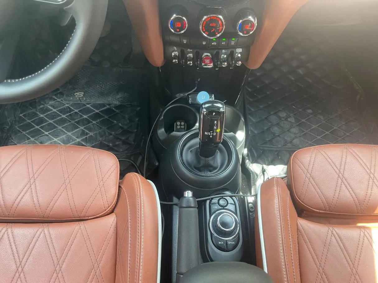 Car image 19