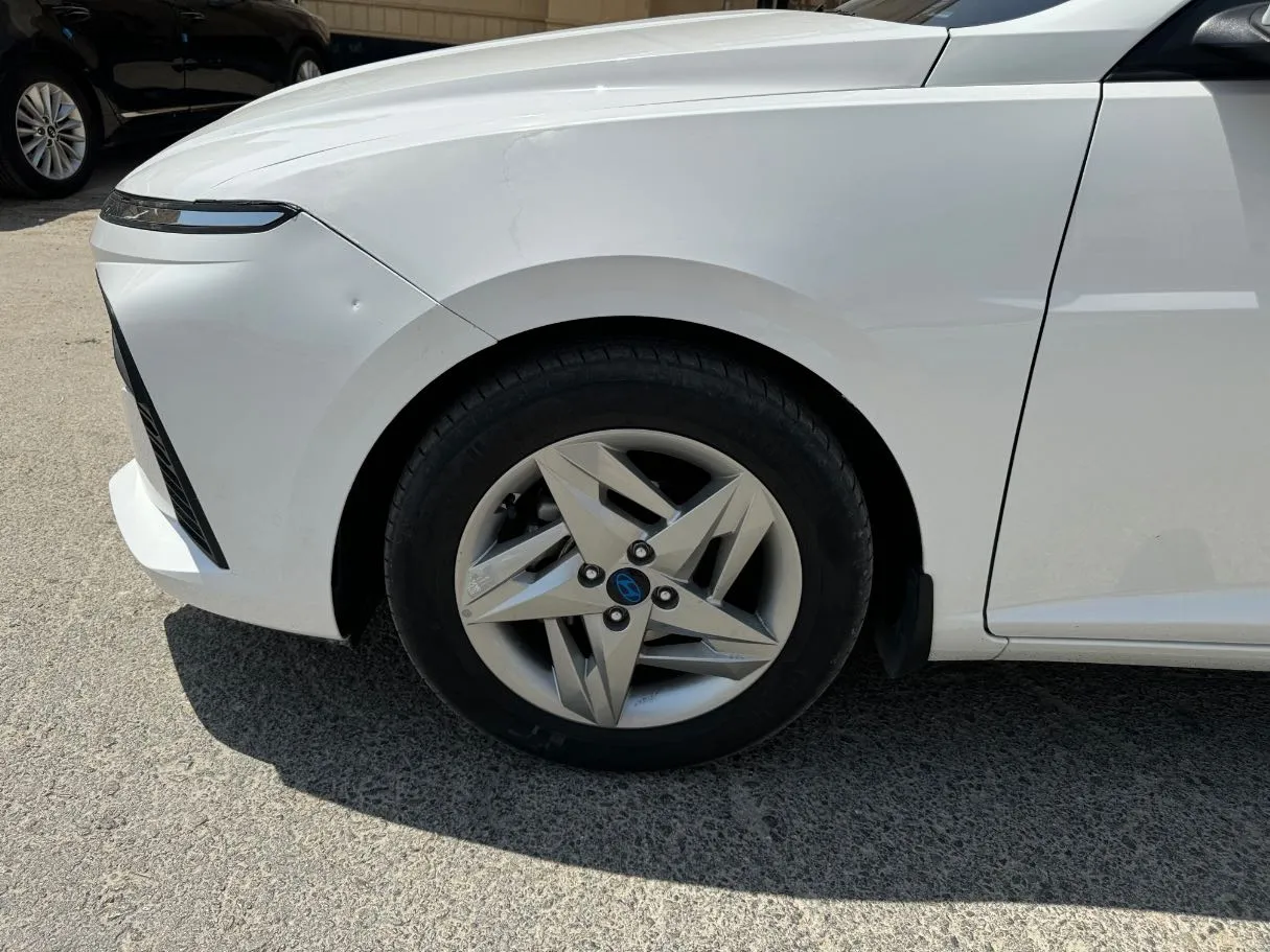 Car image 9
