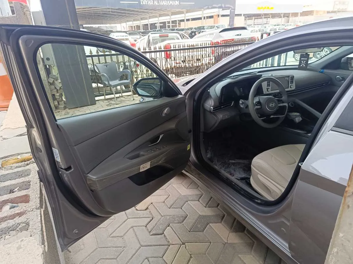Car image 10