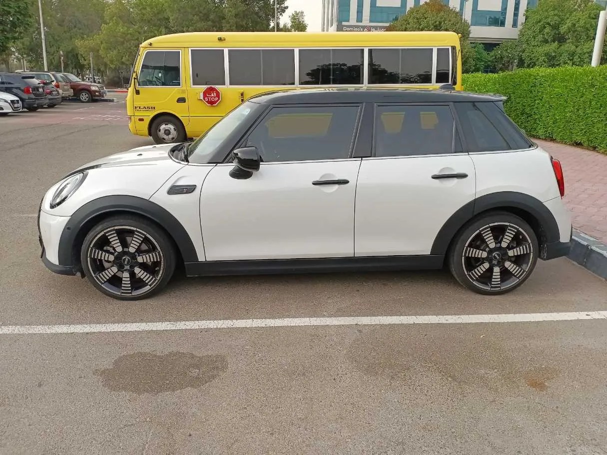 Car image 4