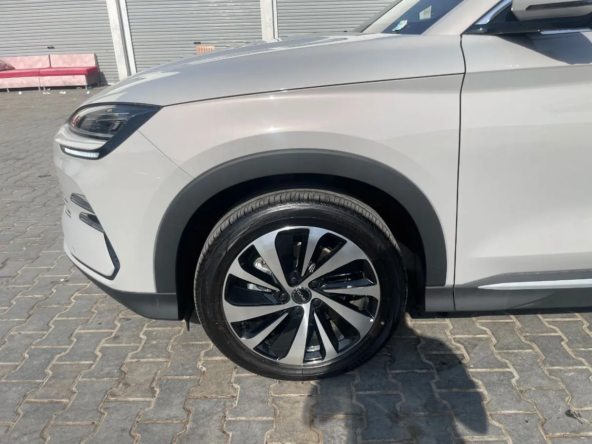 Car image 9