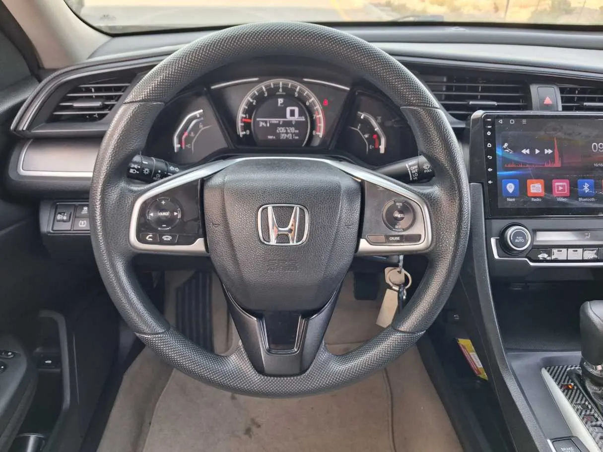 Car image 18