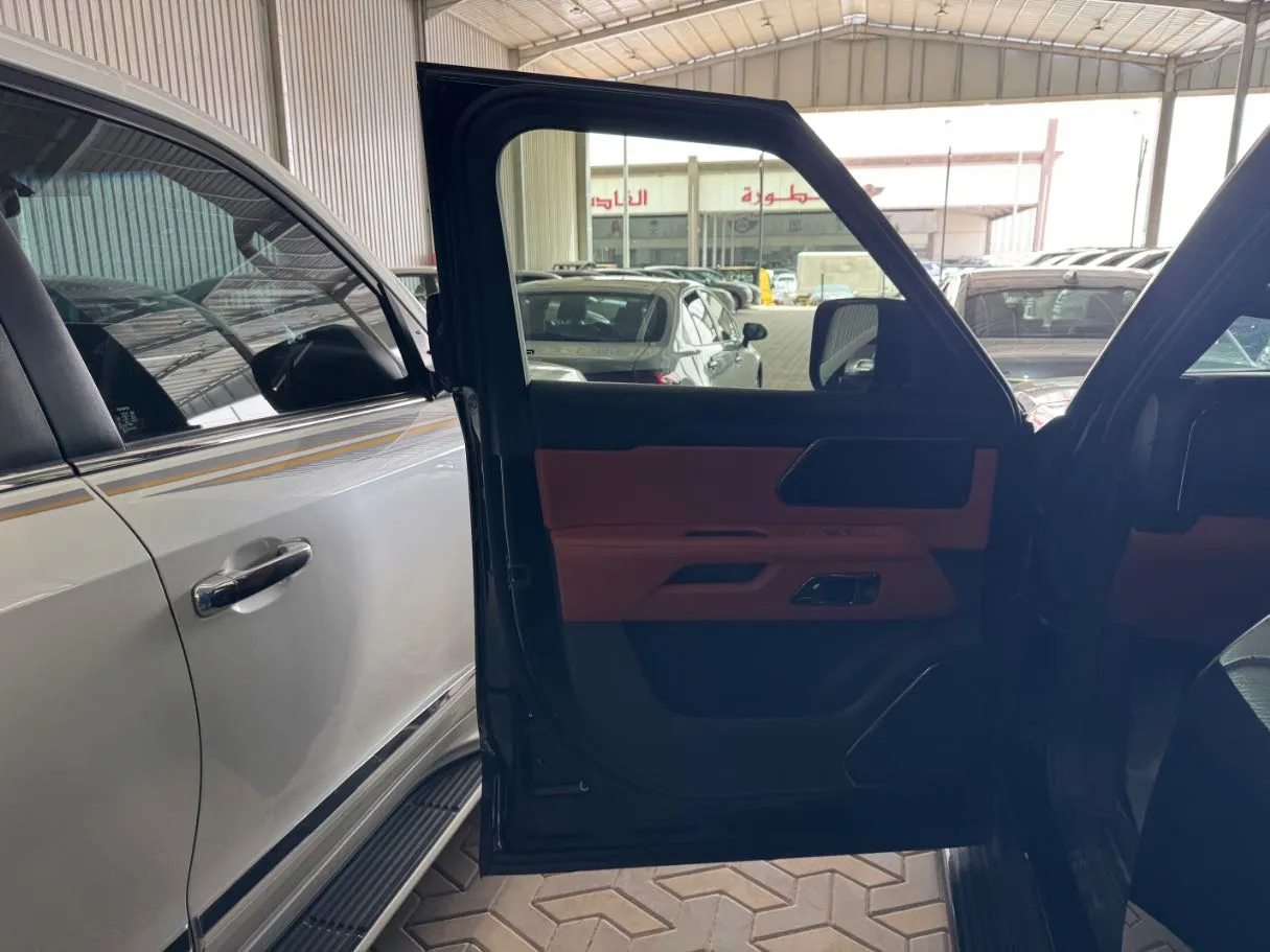 Car image 9