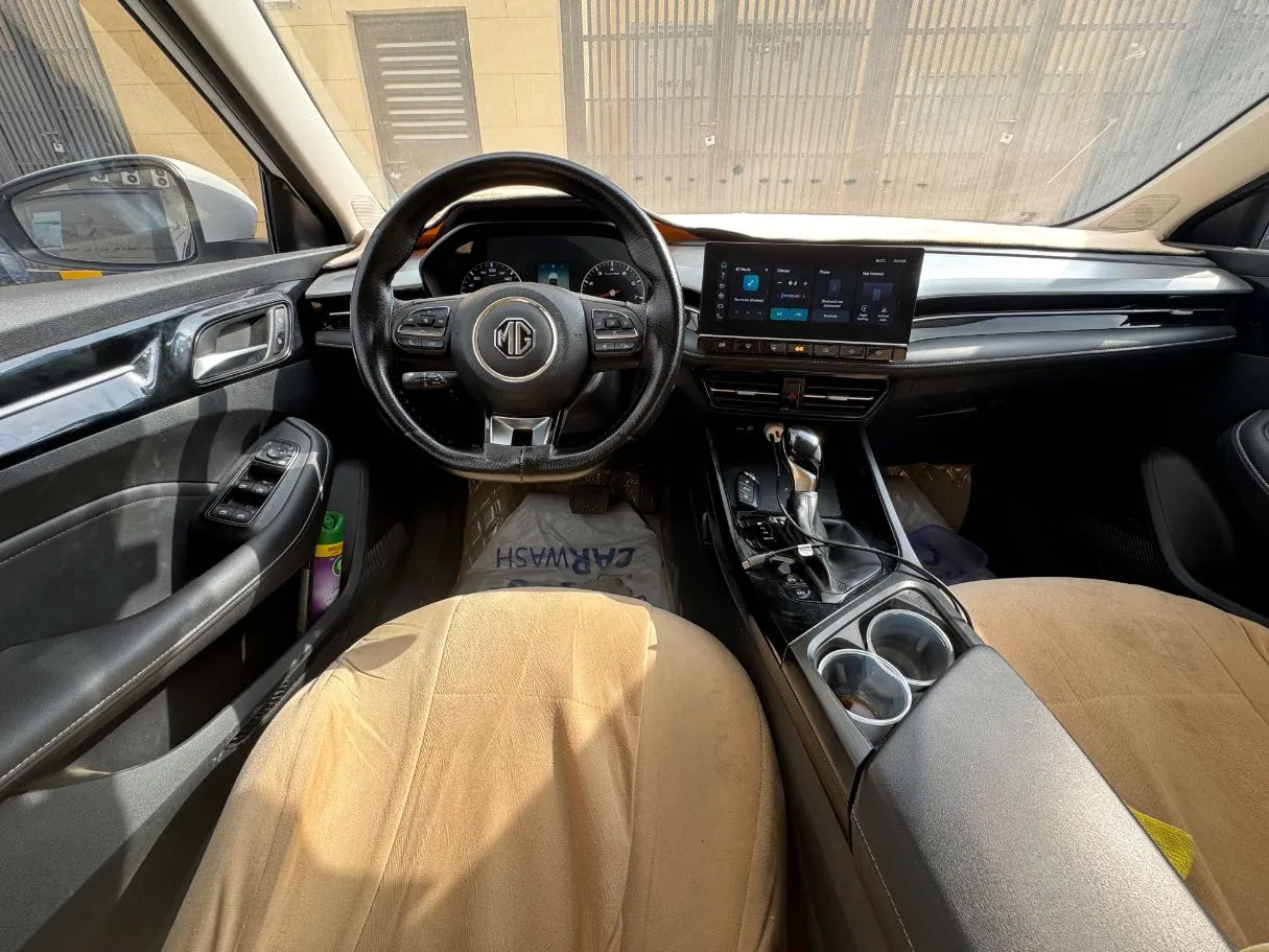 Car image 15
