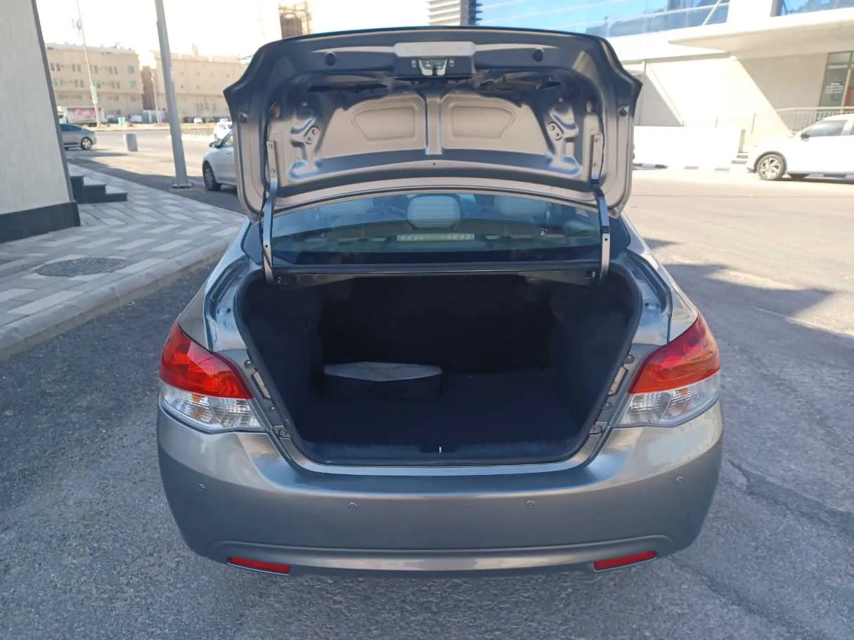 Car image 19