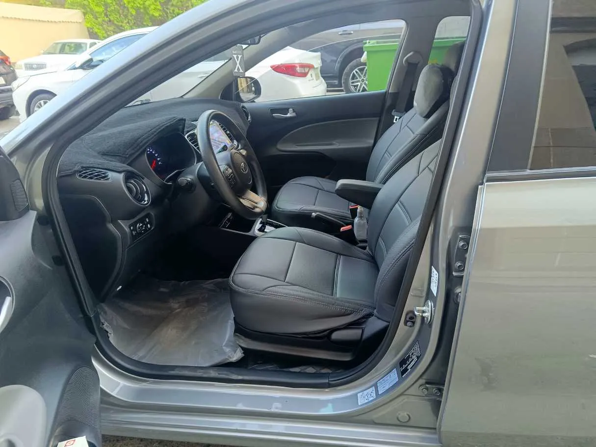 Car image 12