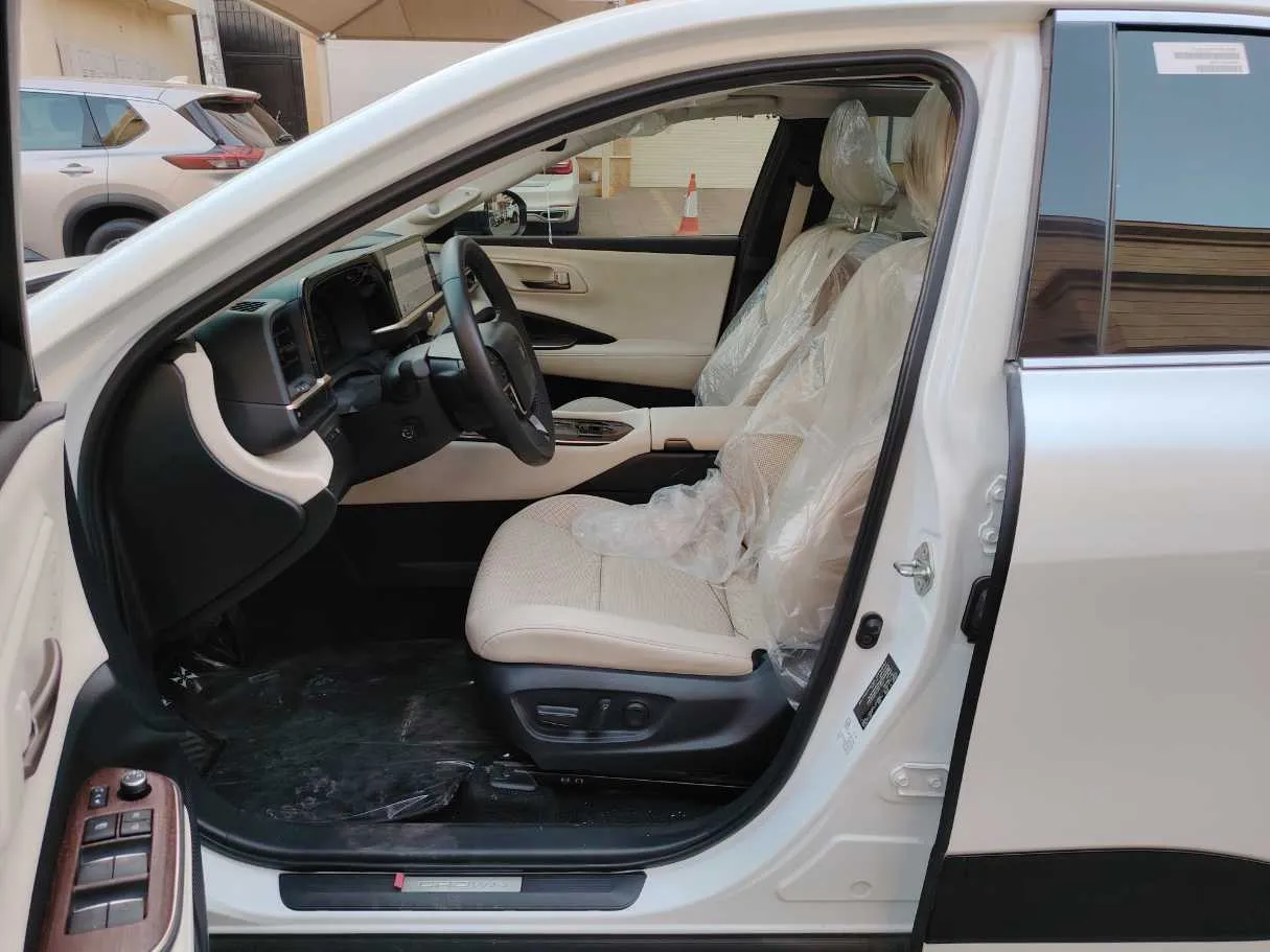 Car image 13
