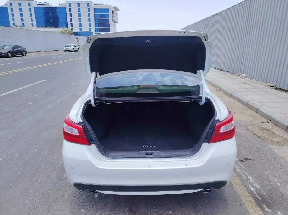 Car image 32