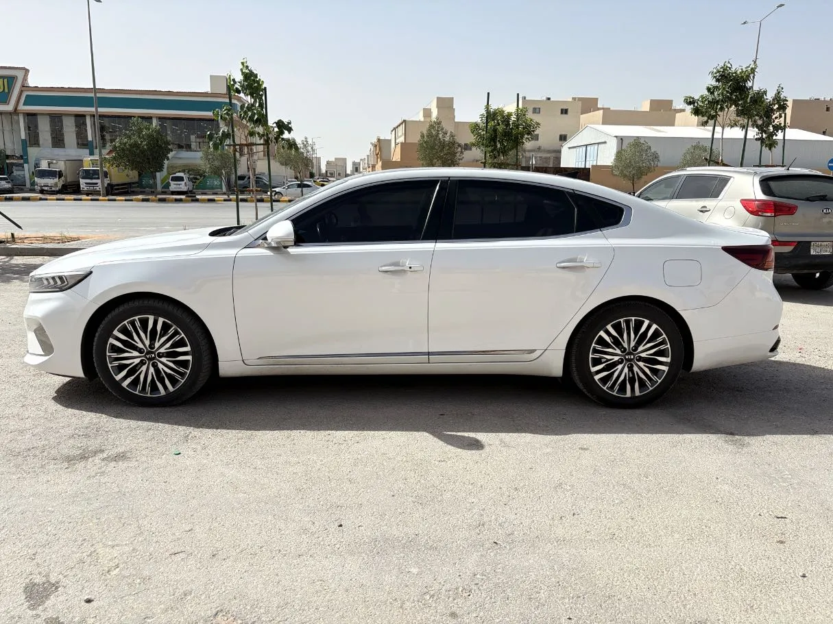 Car image 8