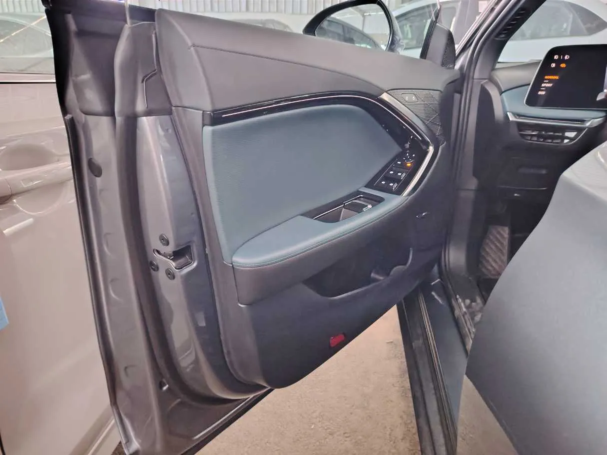 Car image 12