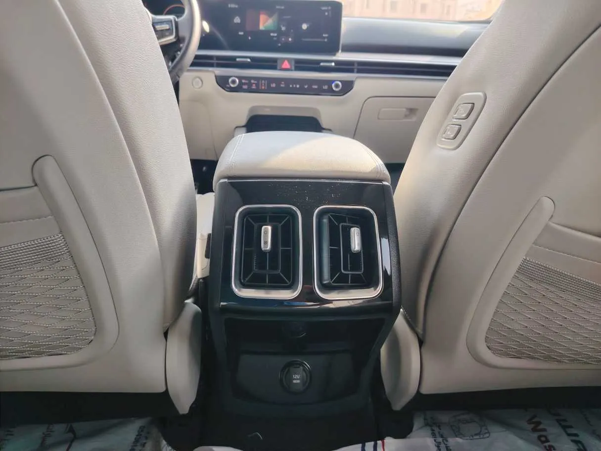 Car image 26