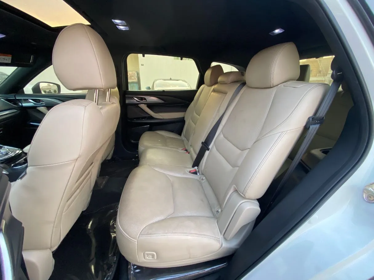 Car image 12