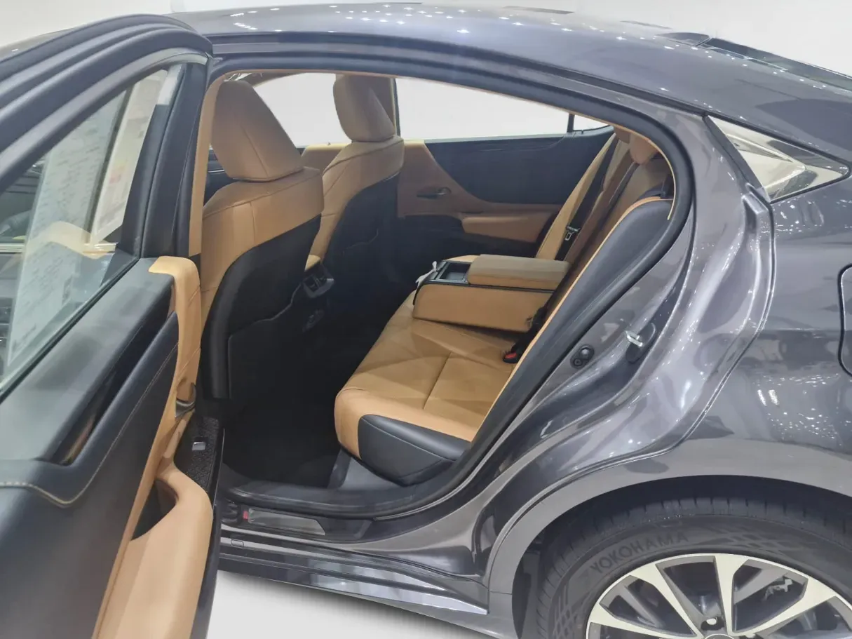 Car image 7