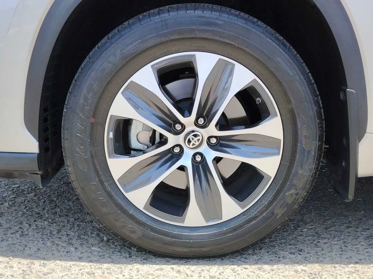 Car image 10