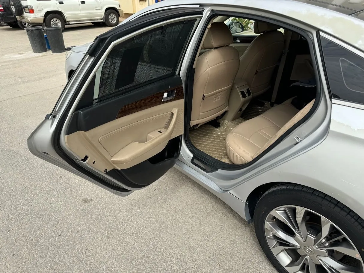 Car image 14