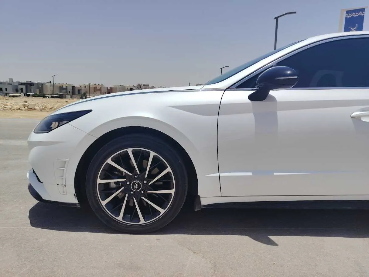 Car image 9
