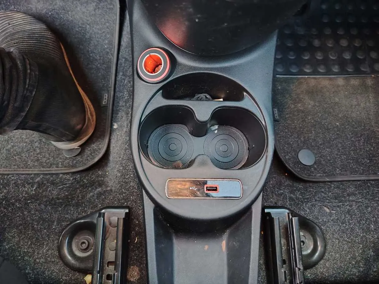 Car image 30