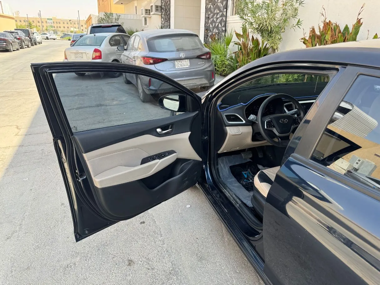 Car image 9