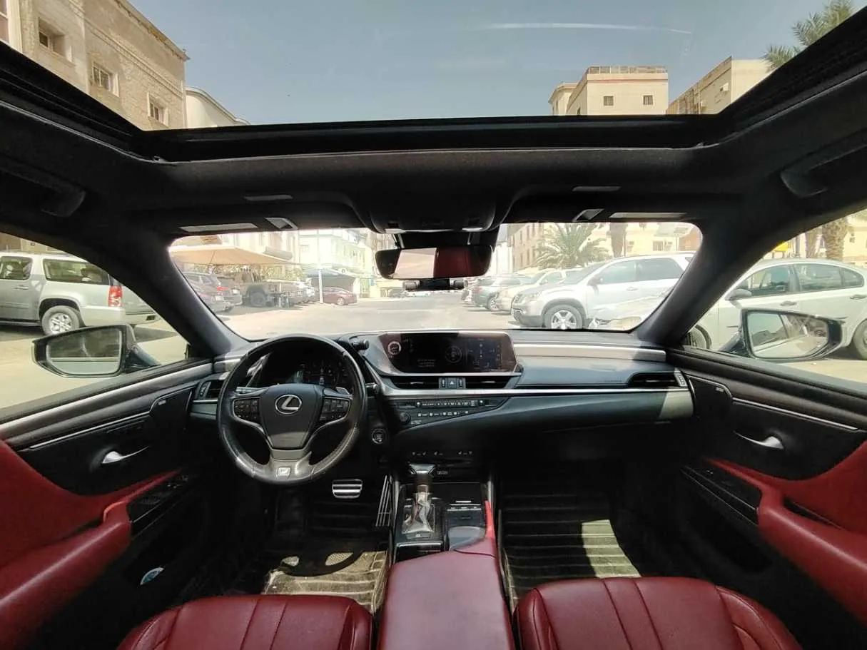 Car image 18