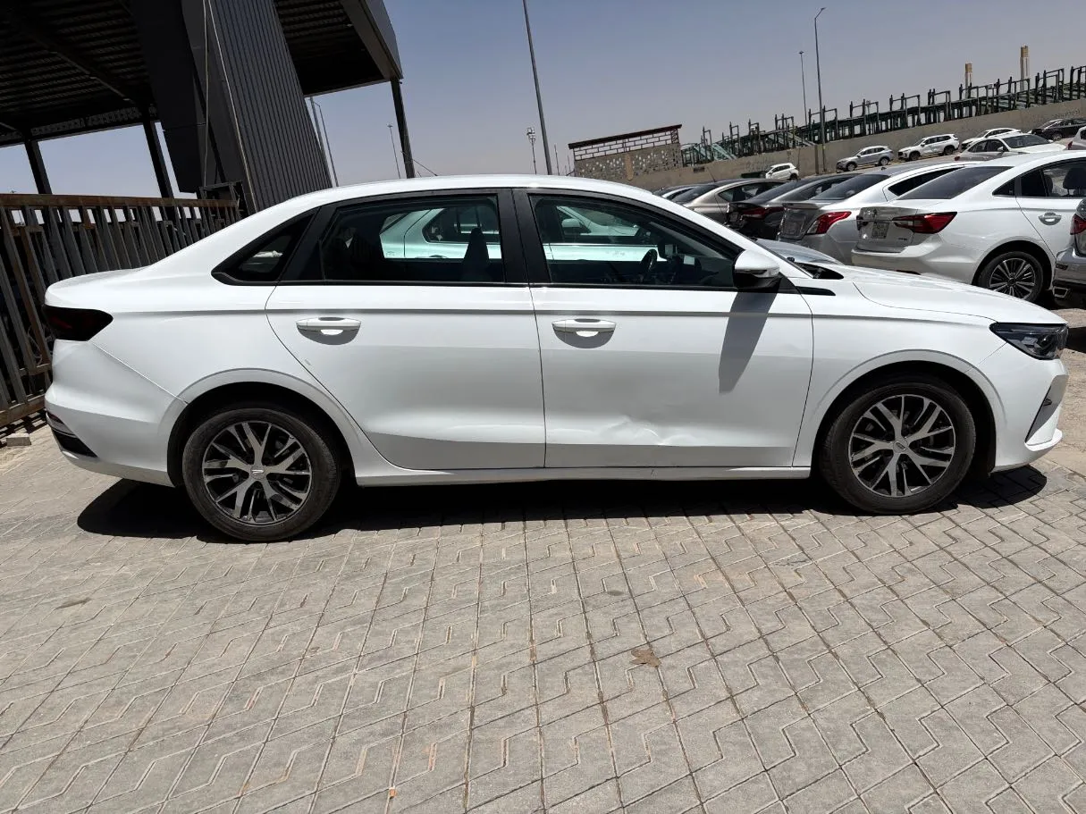Car image 4