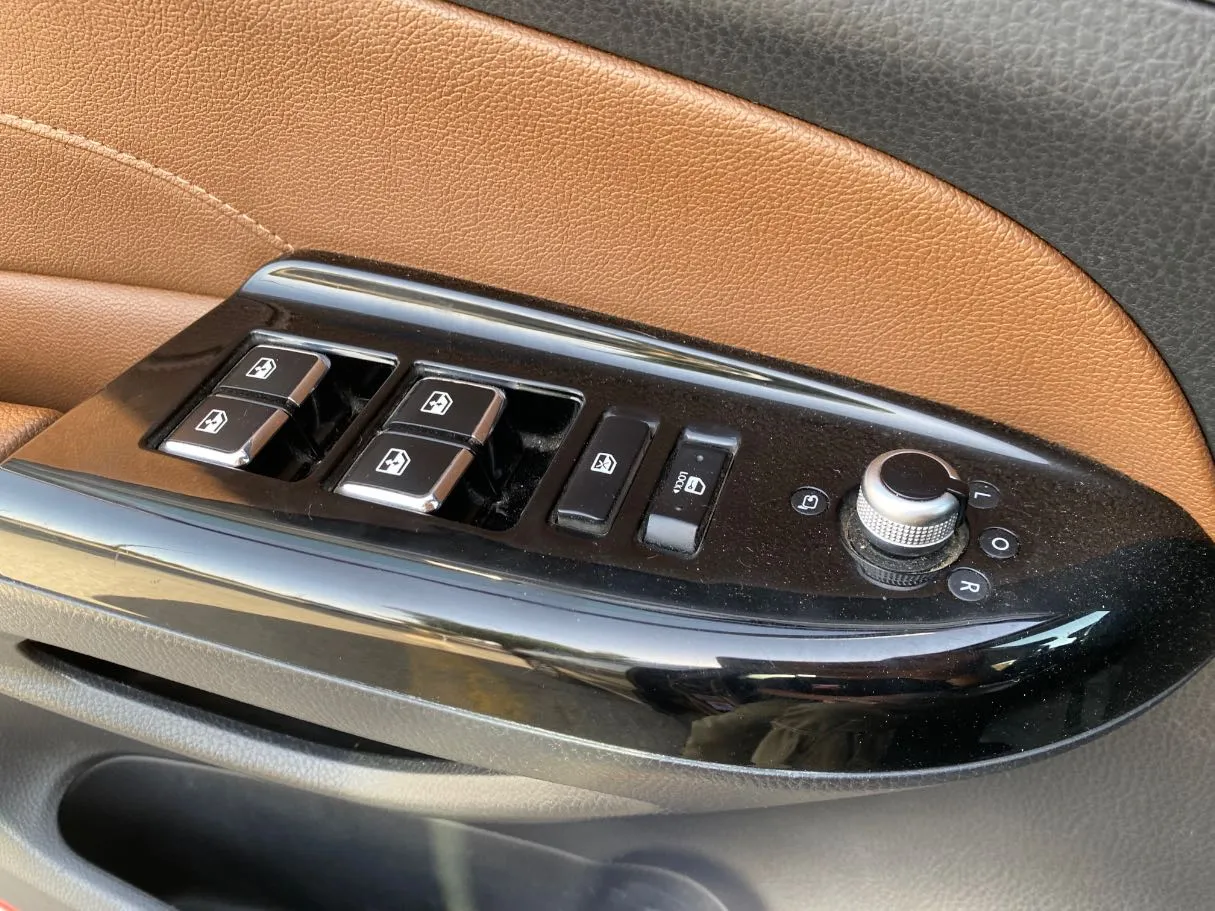 Car image 26