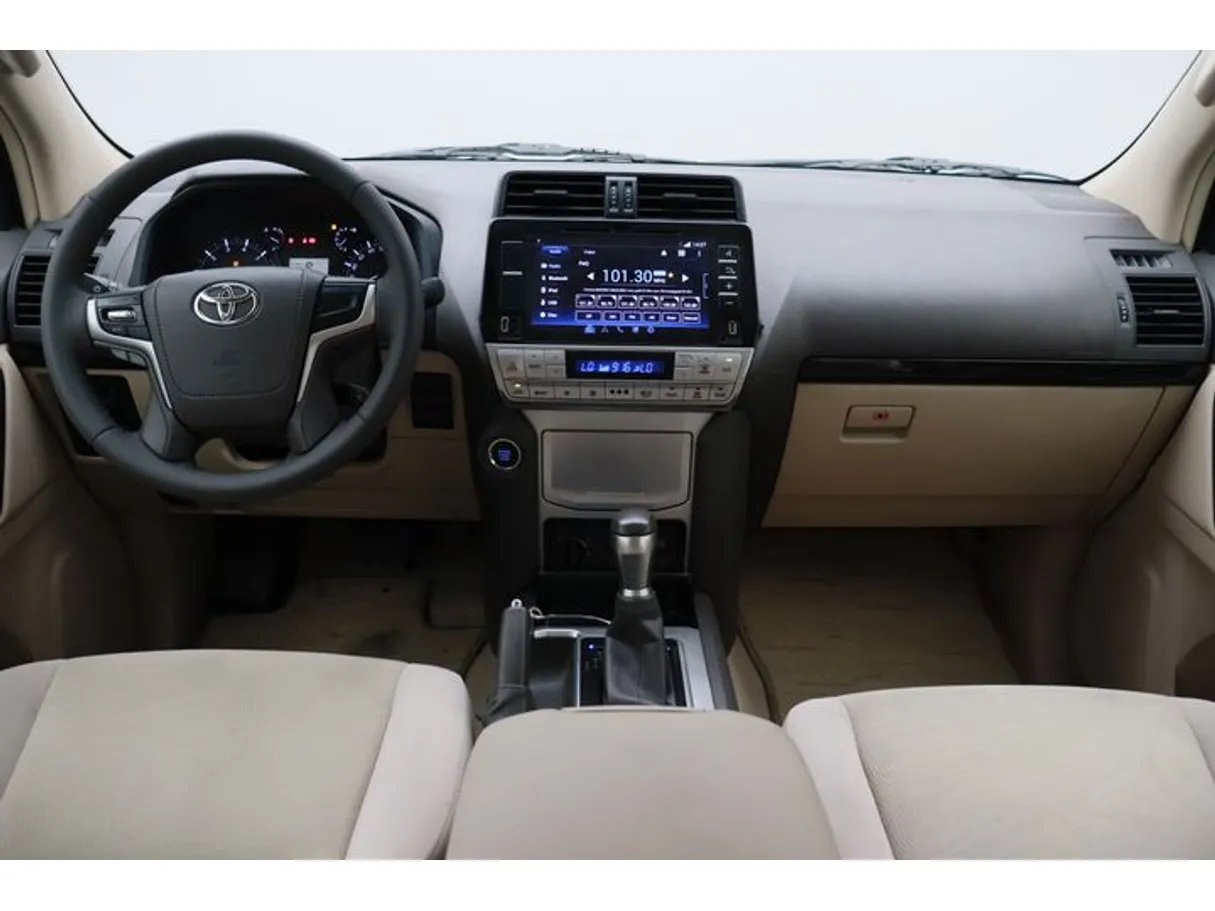 Car image 14