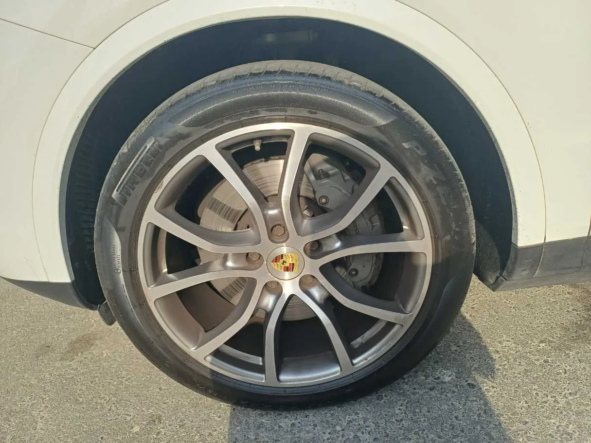 Car image 9