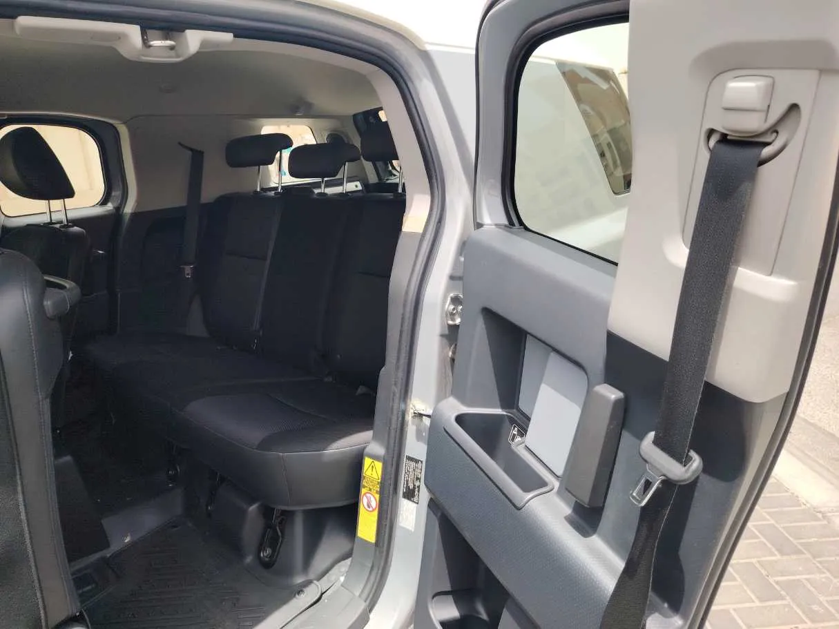 Car image 14