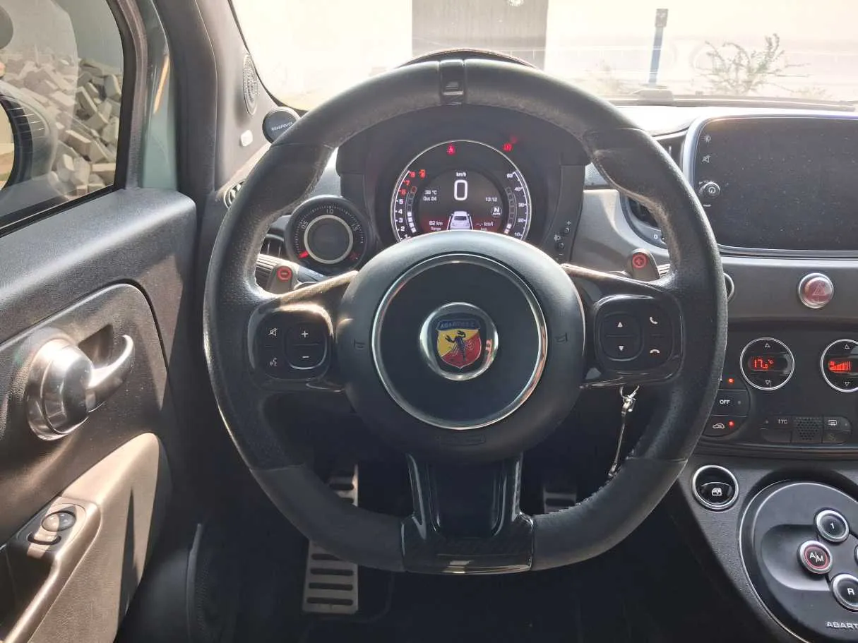 Car image 19