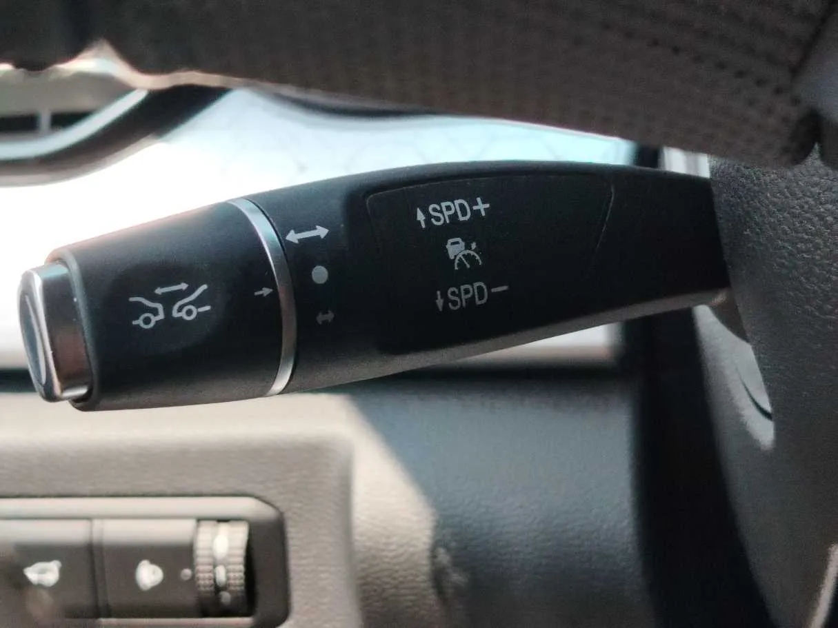 Car image 32