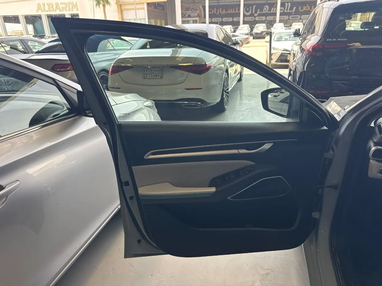 Car image 8