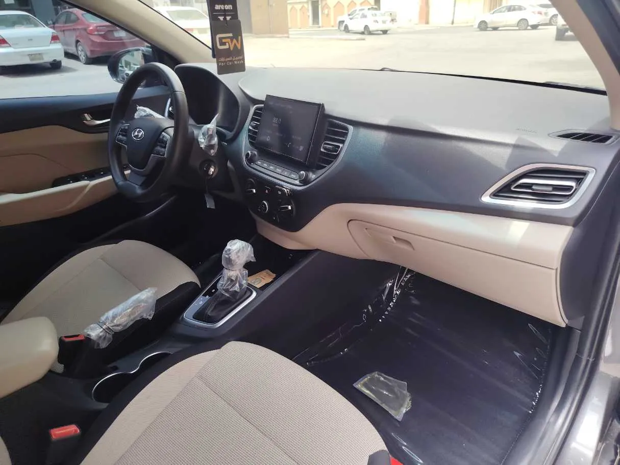 Car image 12