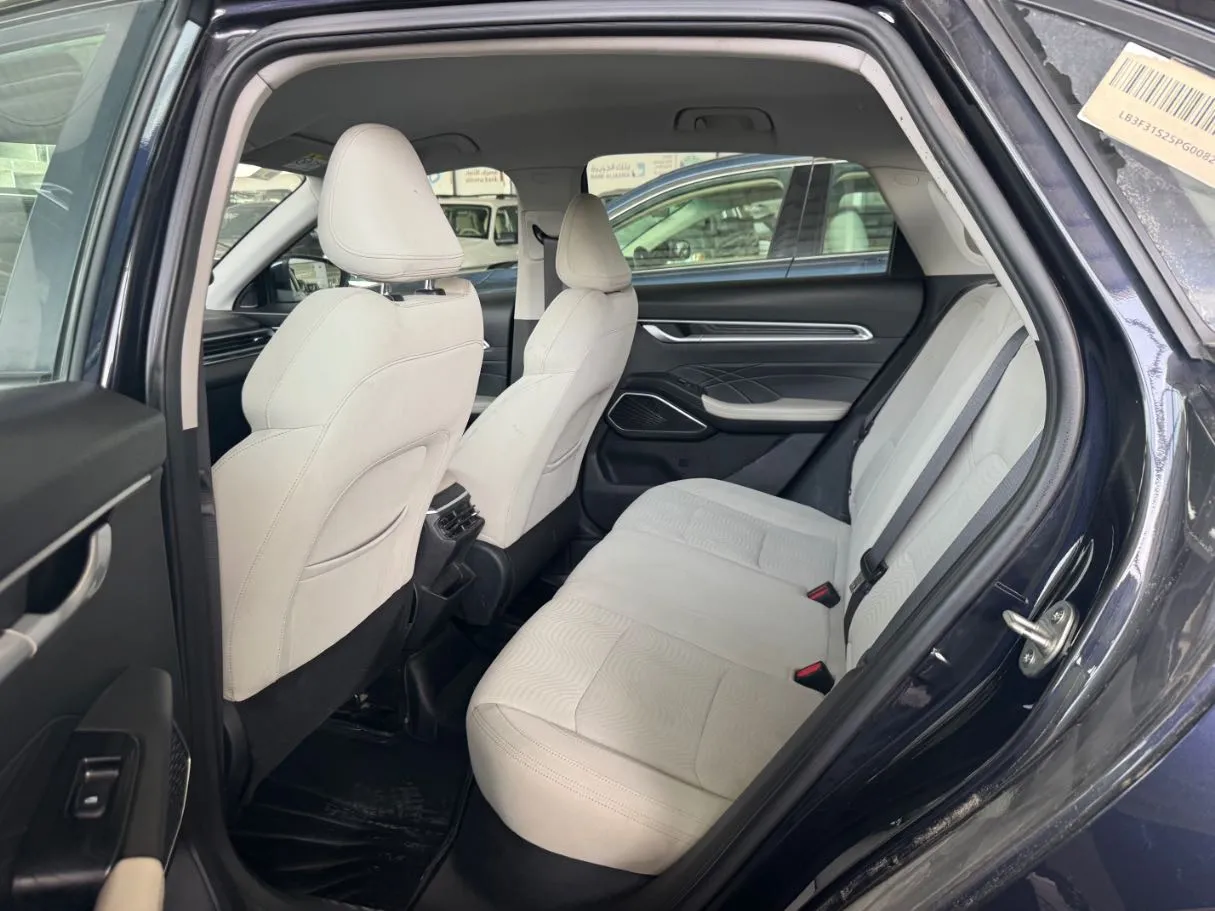 Car image 13