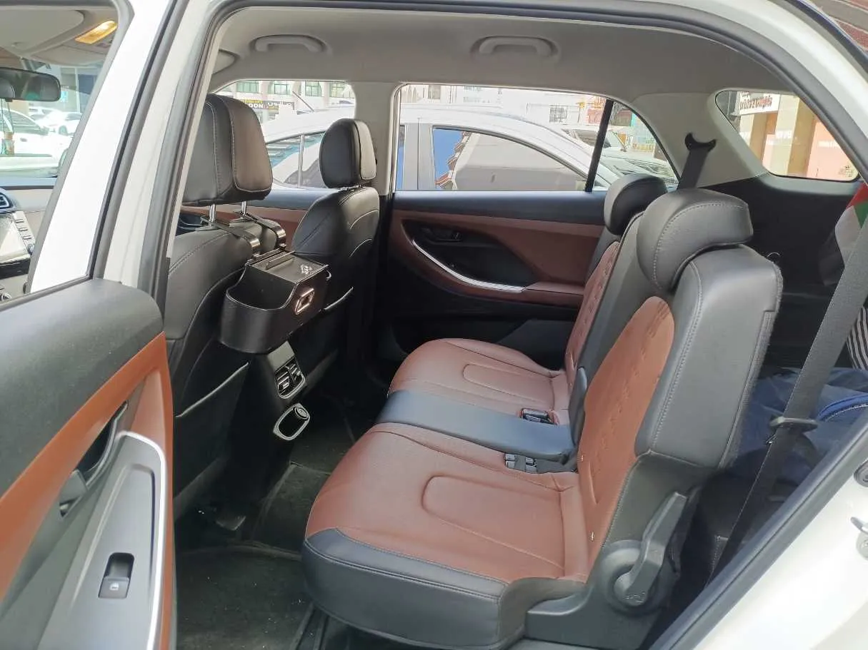 Car image 13