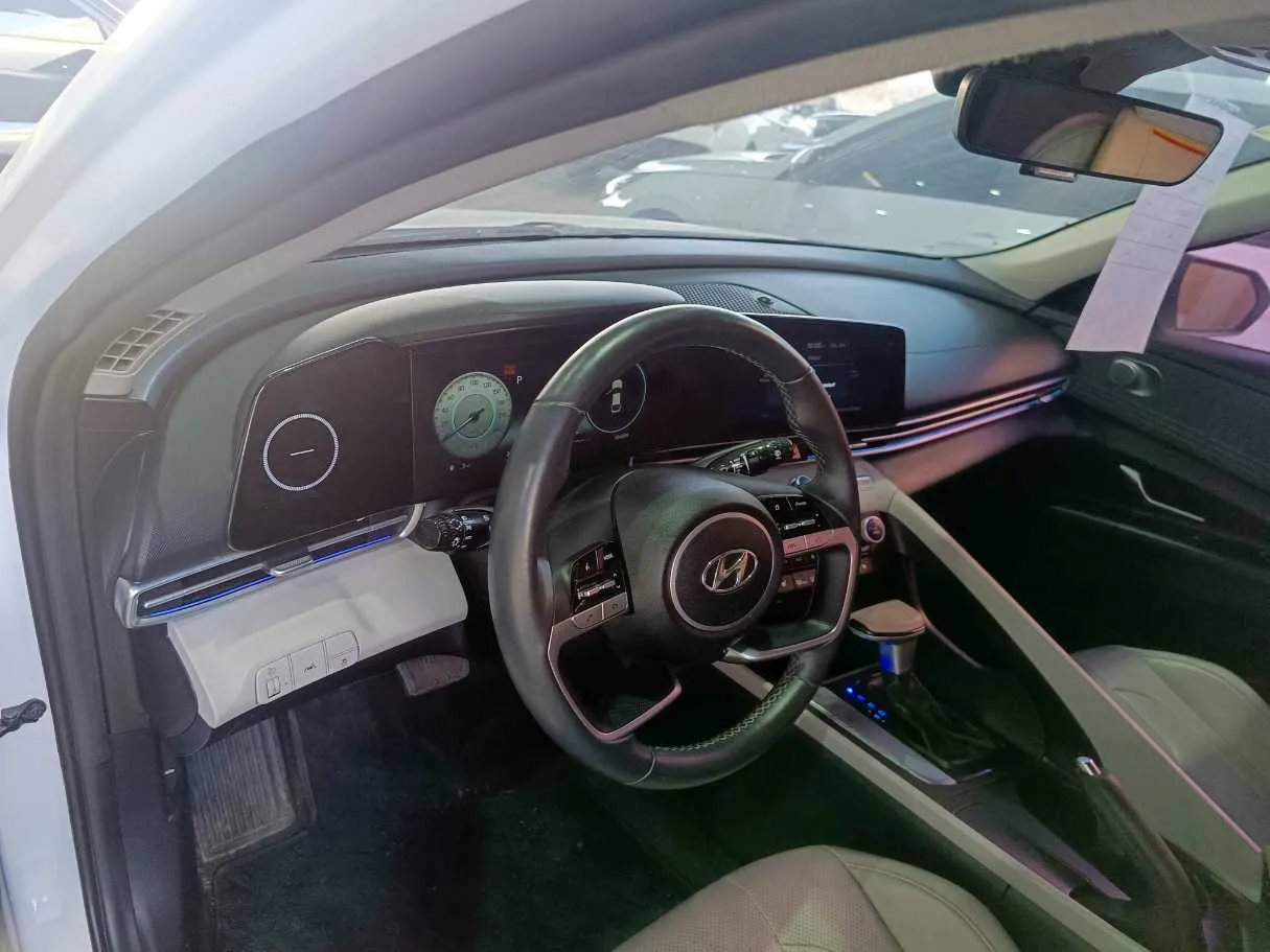 Car image 9