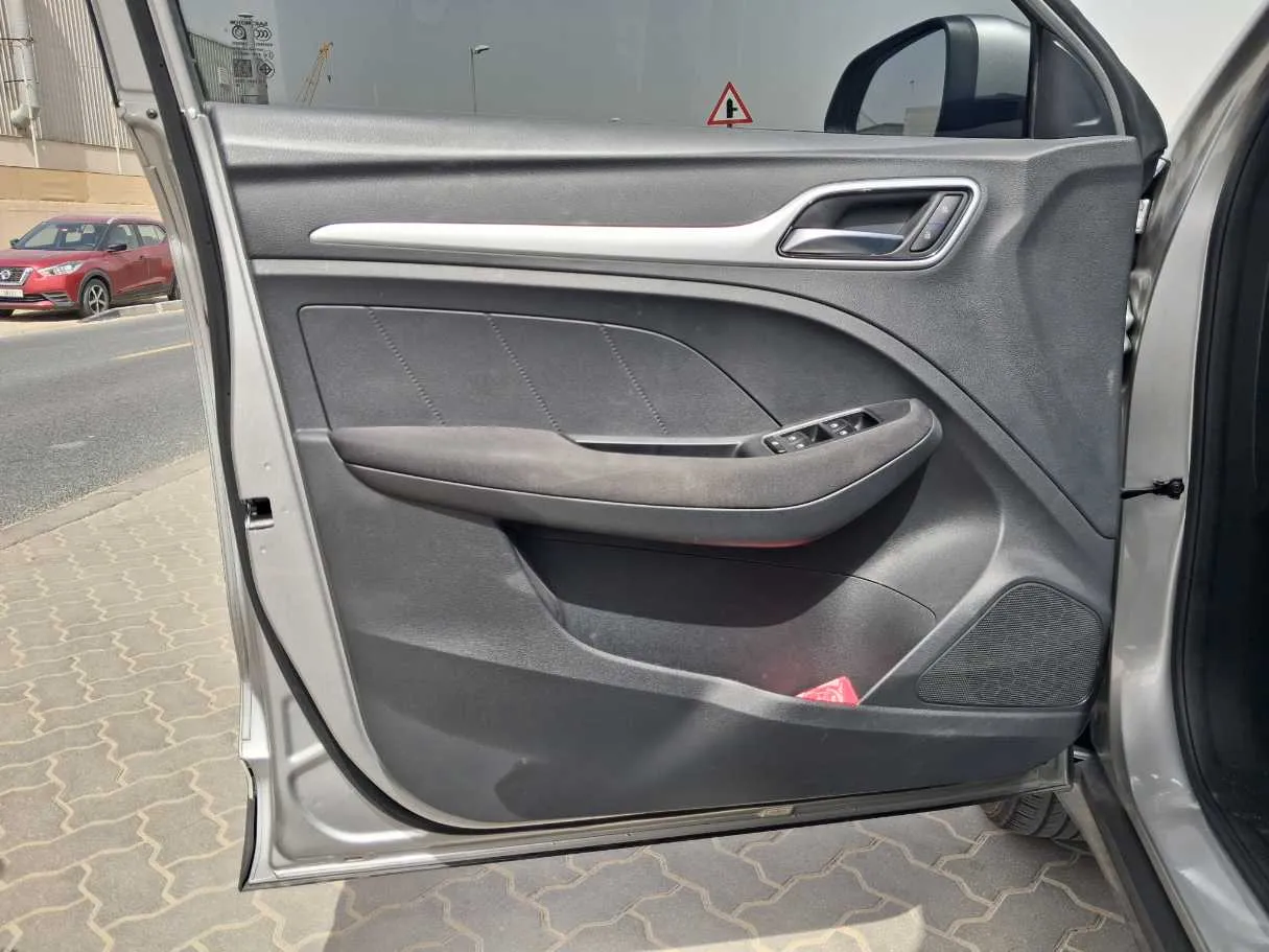 Car image 10