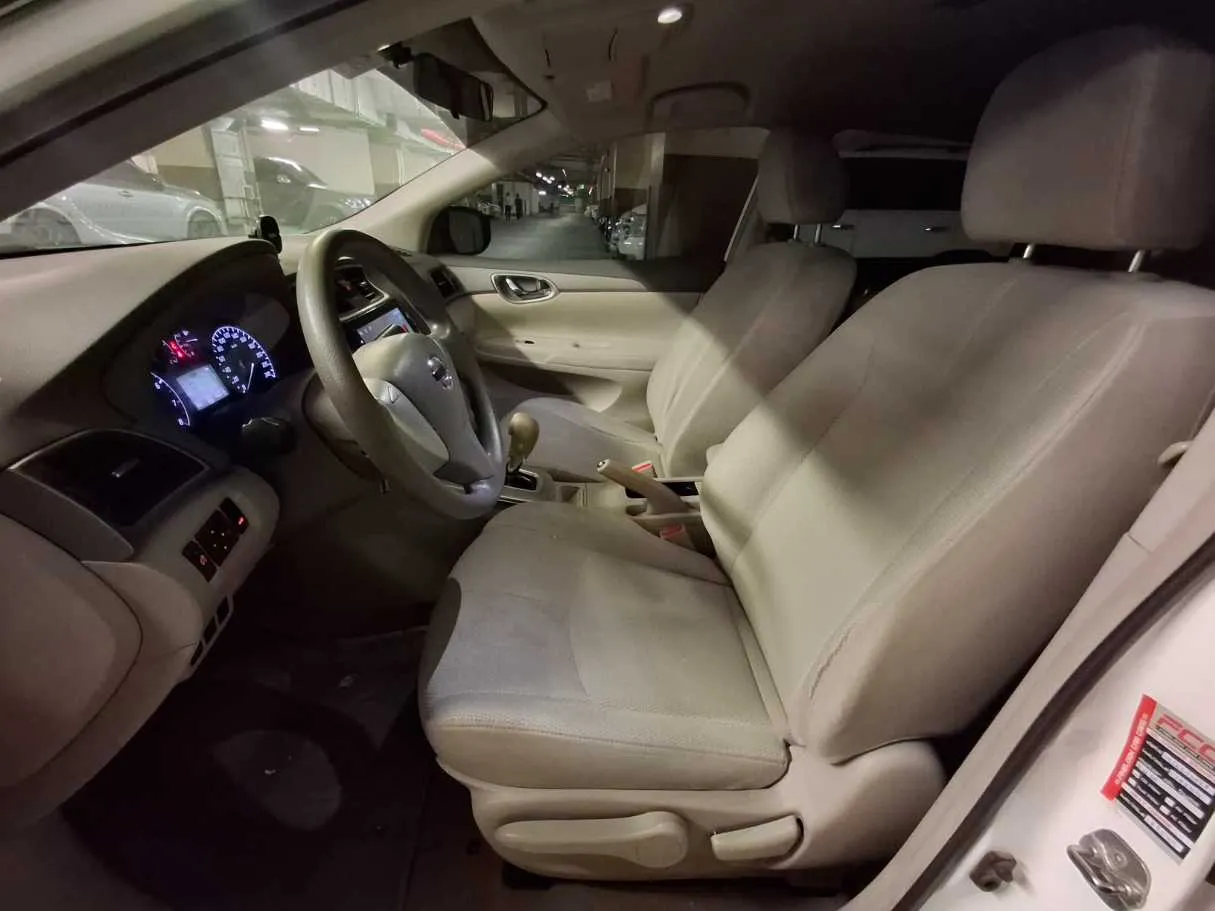 Car image 12