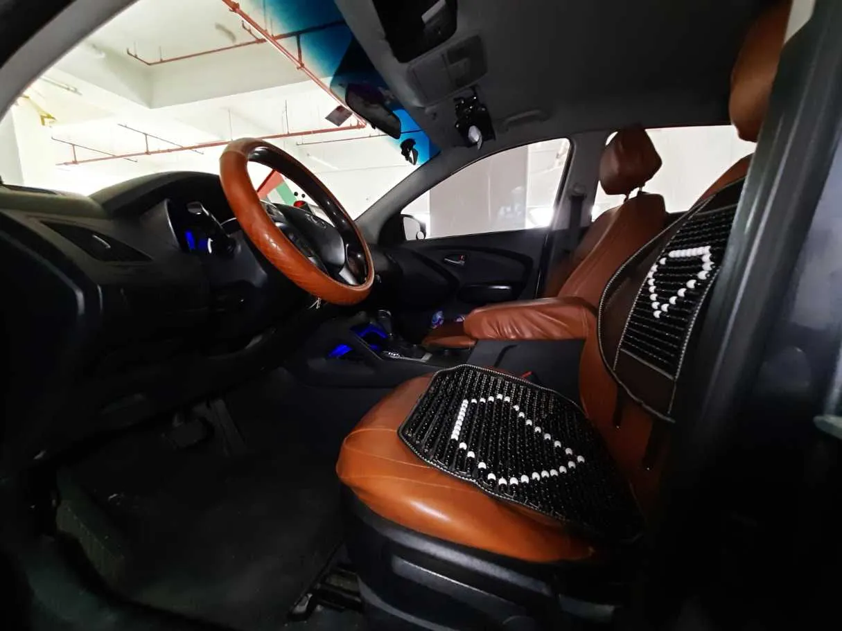 Car image 12