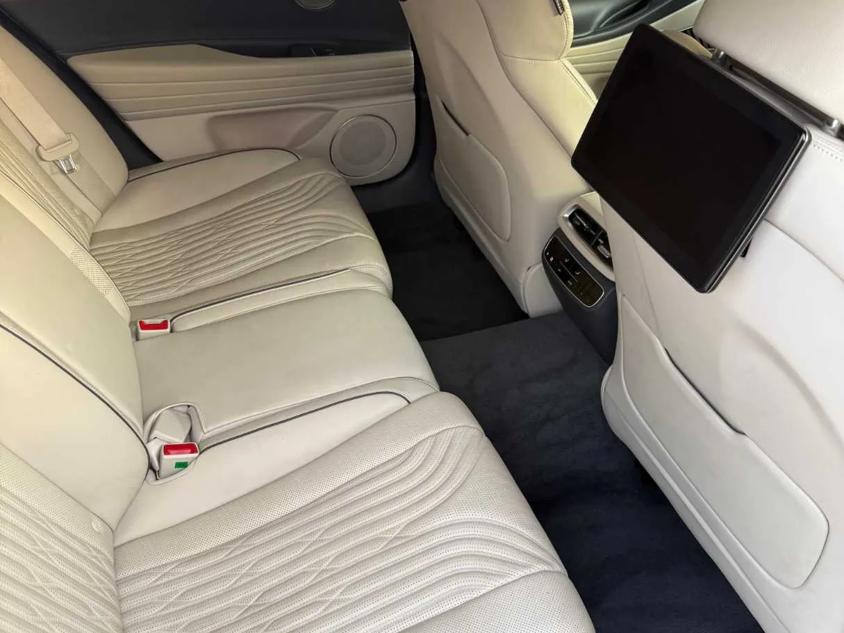 Car image 17