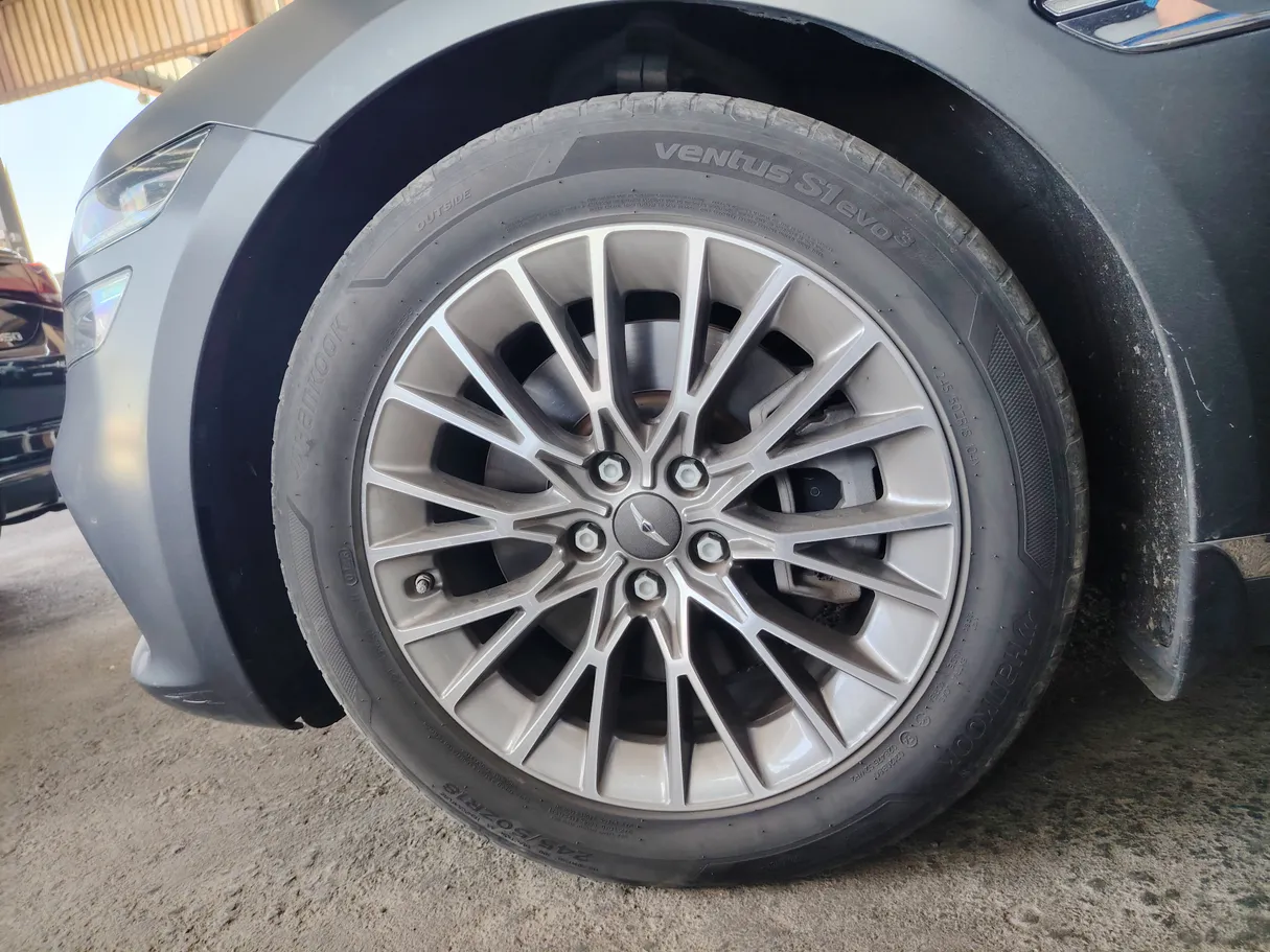 Car image 9
