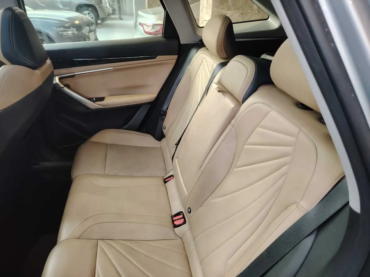 Car image 18