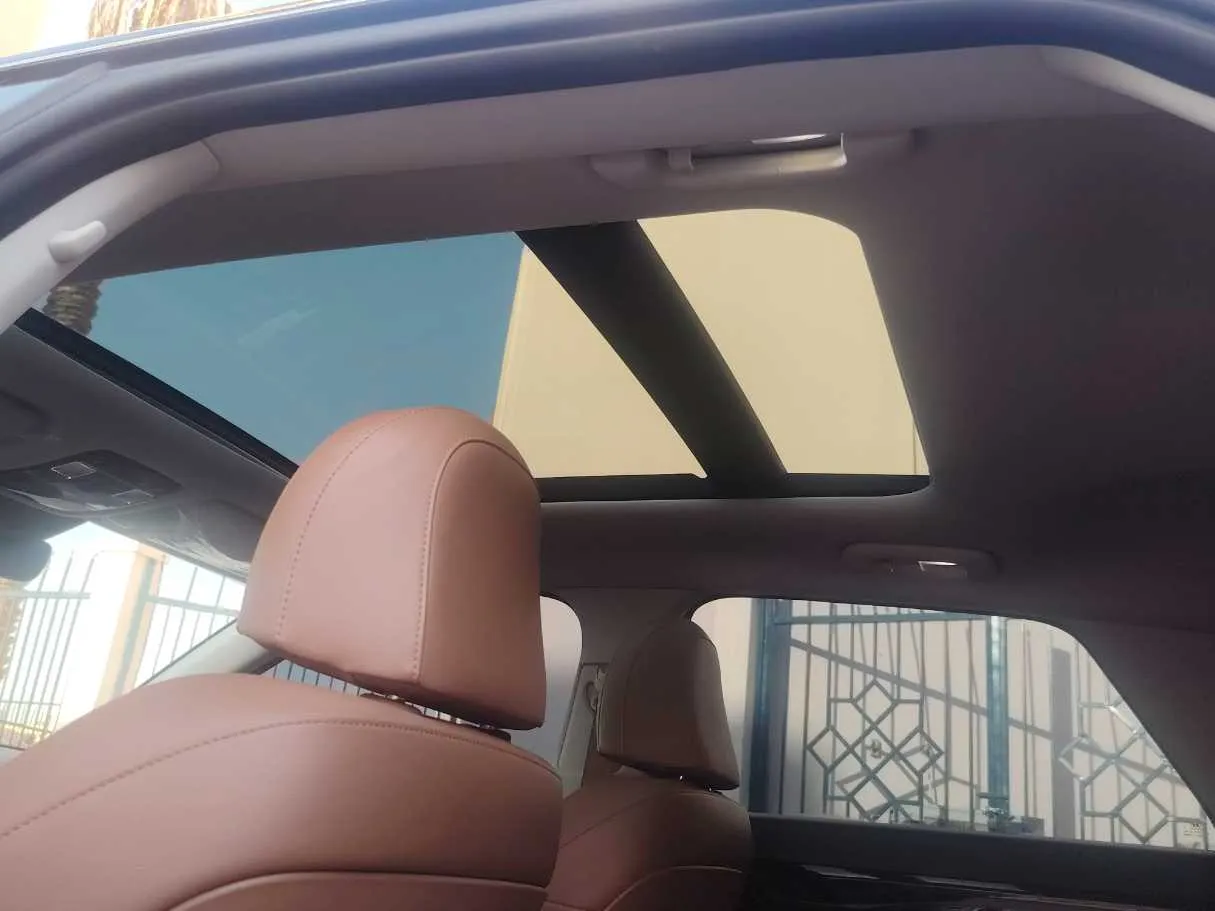 Car image 14