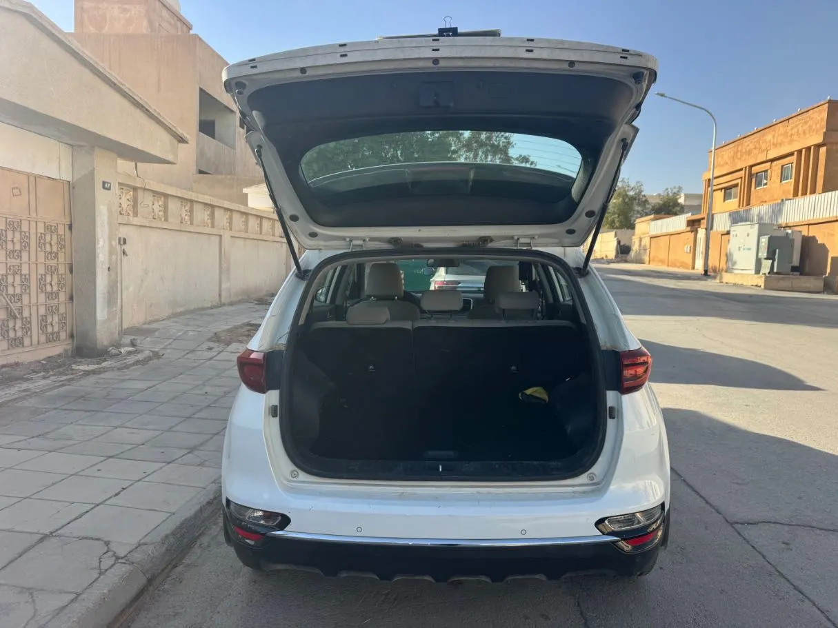 Car image 19