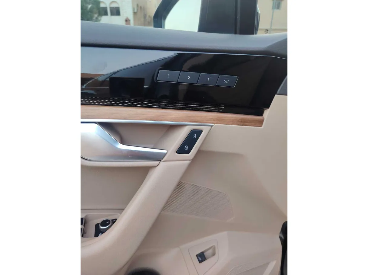 Car image 28