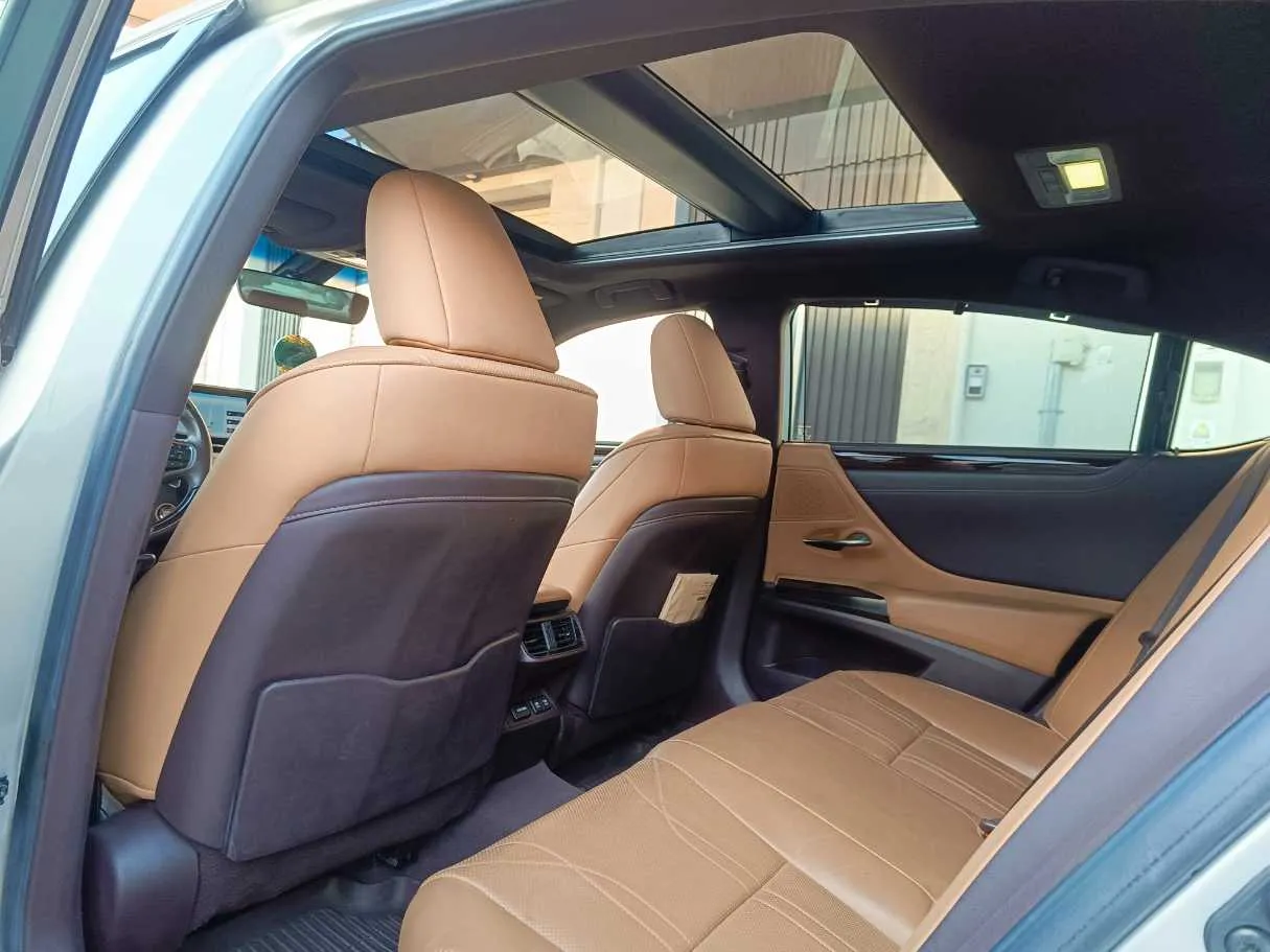 Car image 18