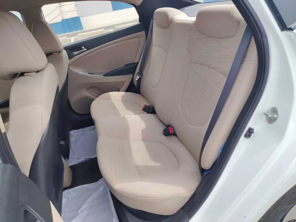 Car image 16