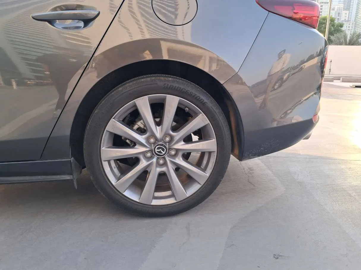 Car image 9