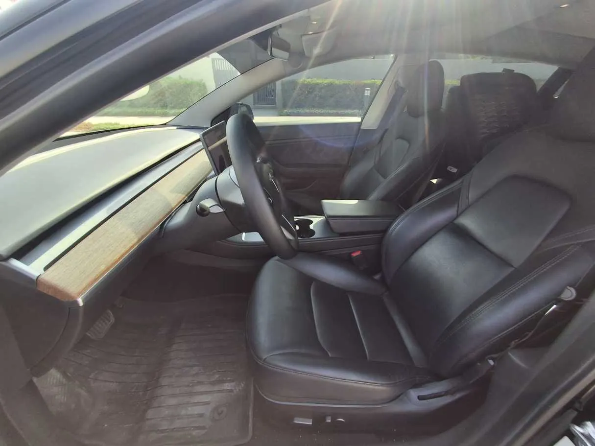 Car image 12